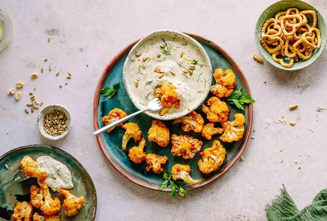 Ranch-Mayo-Dip mit gebackenen Kimchi-Blumenkohl-Häppchen
