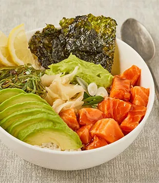 Japanische Poke Bowl mit Lachs
