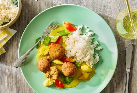 Knusprige Linsenbällchen mit Currysauce und Gemüse