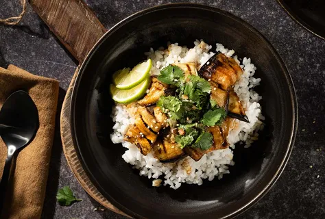 Glasierte Aubergine mit Limetten-Salsa