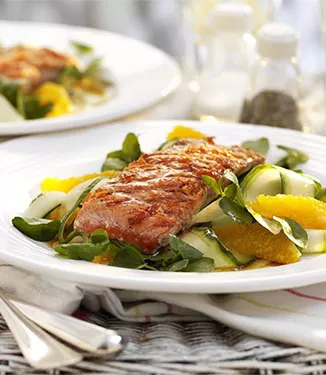 Limettenlachs auf Orangen- und Gurkensalat