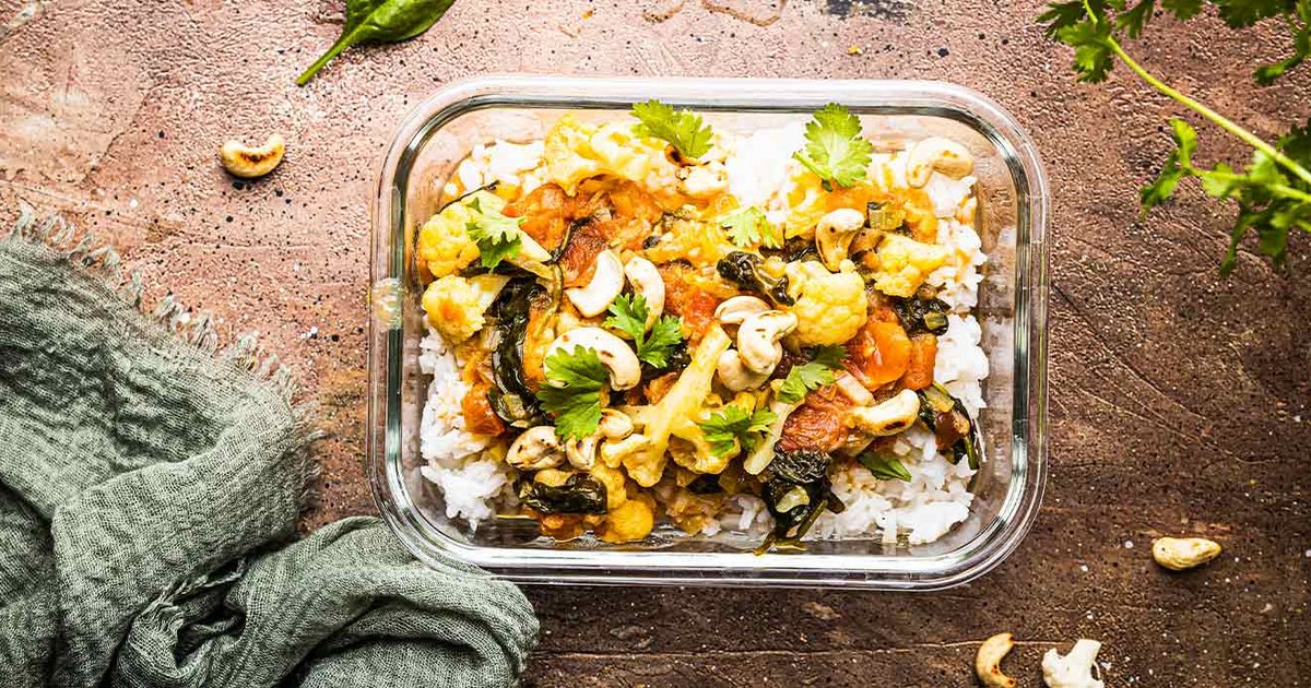 Curry mit Blumenkohl, Spinat und Reis | Kikkoman