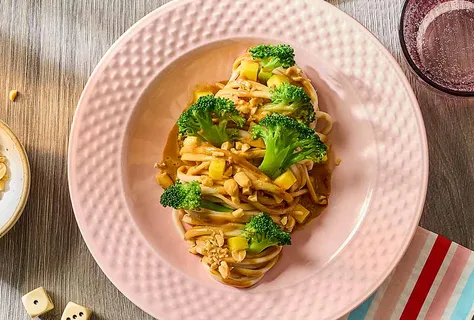 Erdnuss-Udon mit Broccoli und Mango