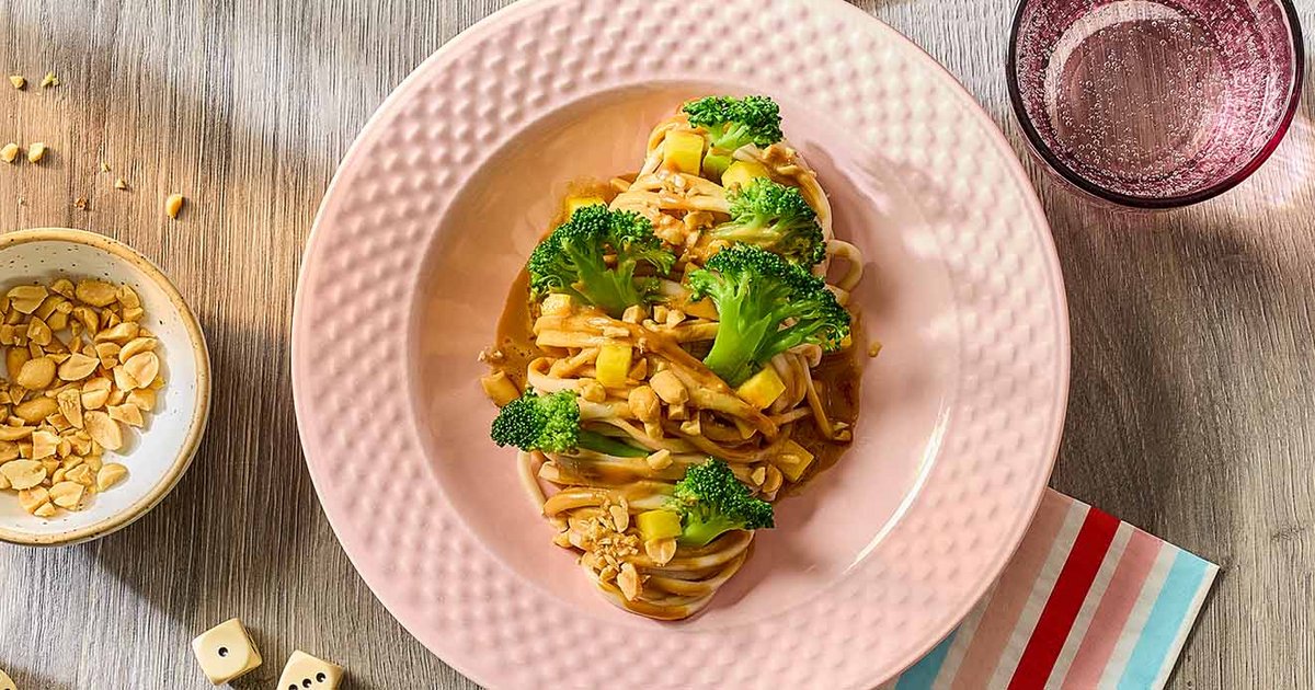 Erdnuss-Udon mit Broccoli und Mango | Kikkoman