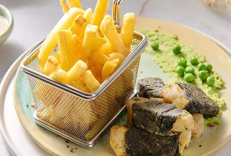 Vegane Fish & Chips mit Sellerie und Erbsen
