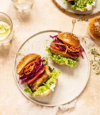 Pikanter Fischburger mit Kohl- und Karottensalat