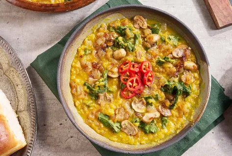 Rote-Linsen-Dal mit Zwiebeln und Mirin