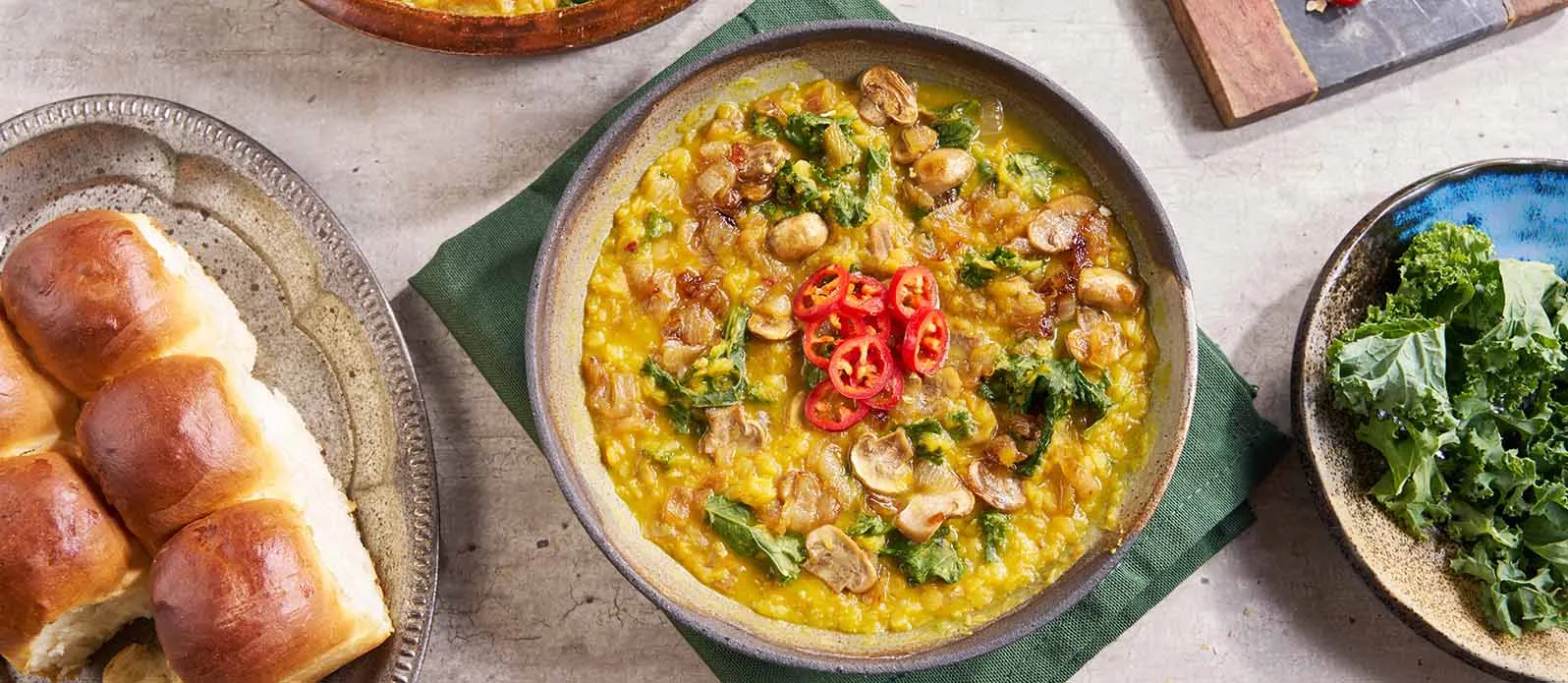 Rote-Linsen-Dal mit Zwiebeln und Mirin