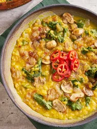 Rote-Linsen-Dal mit Zwiebeln und Mirin