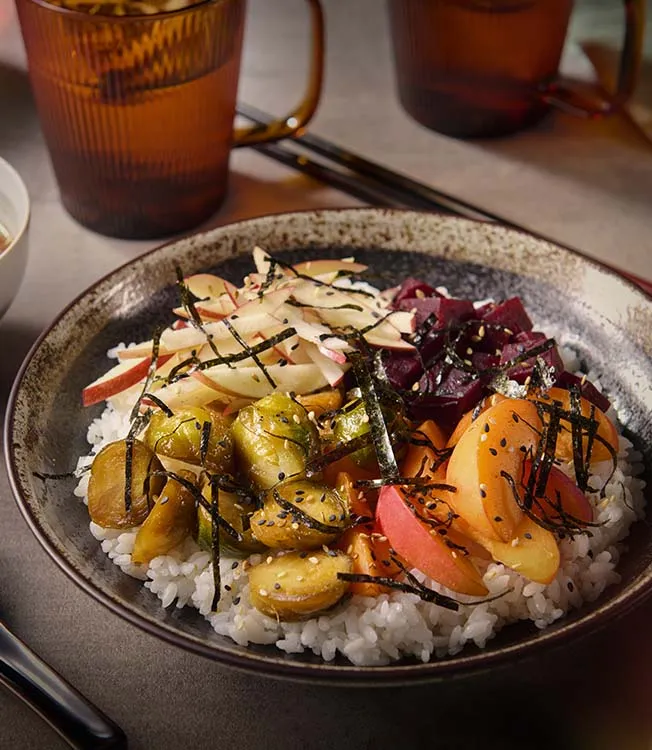 Donburi mit gebratenem Gemüse, Früchten und Furikake-Gewürz