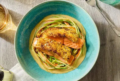Knuspriges Lachsfilet auf Spaghetti-Zoodle-Nest