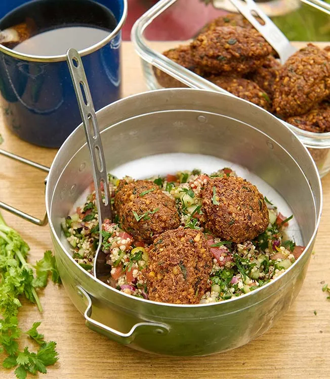 Quinoa à la Tabbouleh mit Falafel und Soja-Mayo