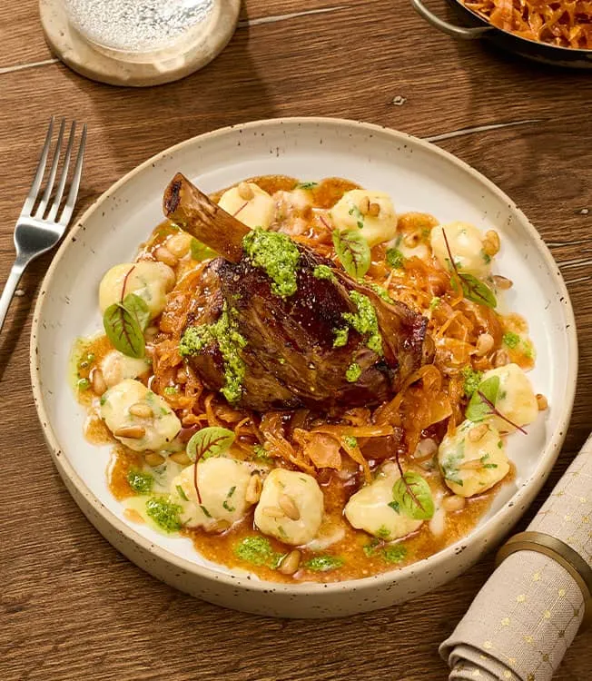 Lamm mit Pimento-Sauerkraut und Parmesan-Gnocchi
