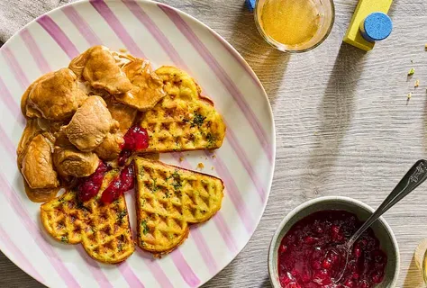 Kalbsgeschnetzeltes mit Süsskartoffelwaffeln und Preiselbeeren