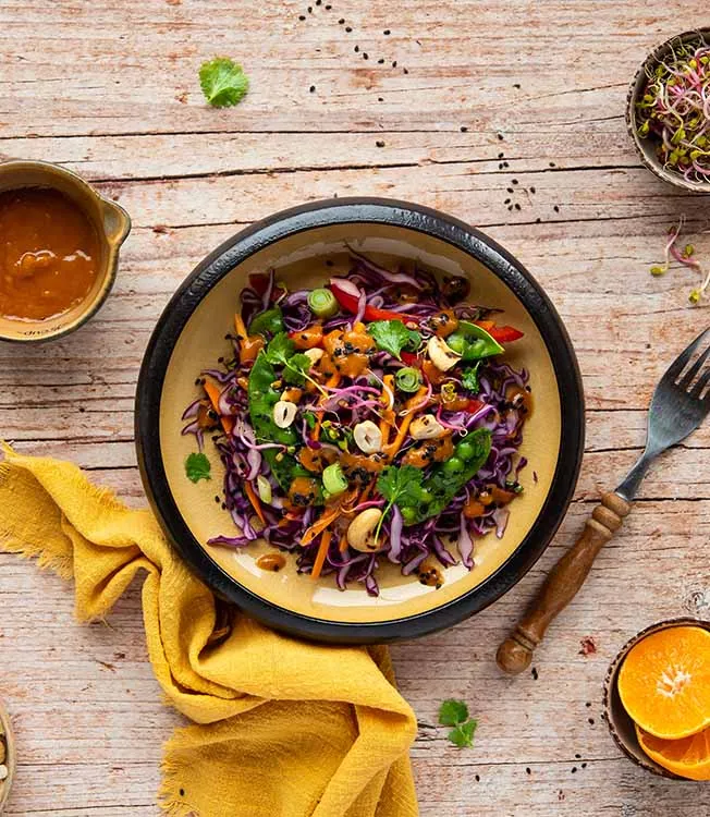 Rotkabissalat mit Cashews und Kefen