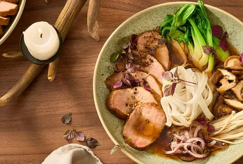 Teriyaki-Wildschwein in Asia-Brühe mit Reisnudeln