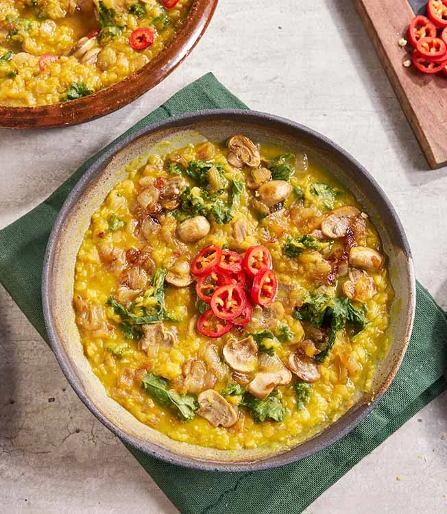 Rote-Linsen-Dal mit Zwiebeln und Mirin