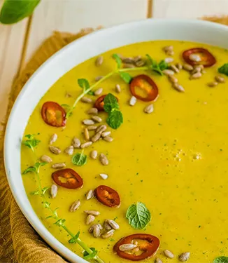 Kalte Pfeffer & Tomaten Suppe mit Chili und Minze