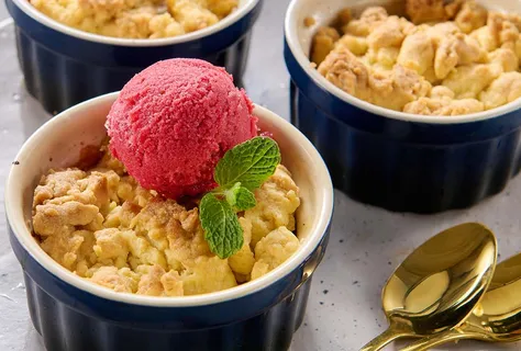 Birnen-Apfel-Crumble mit pflanzlichem Topping