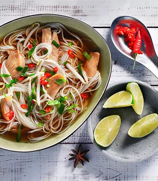 Phó gà Suppe mit Poulet & Reisnudeln