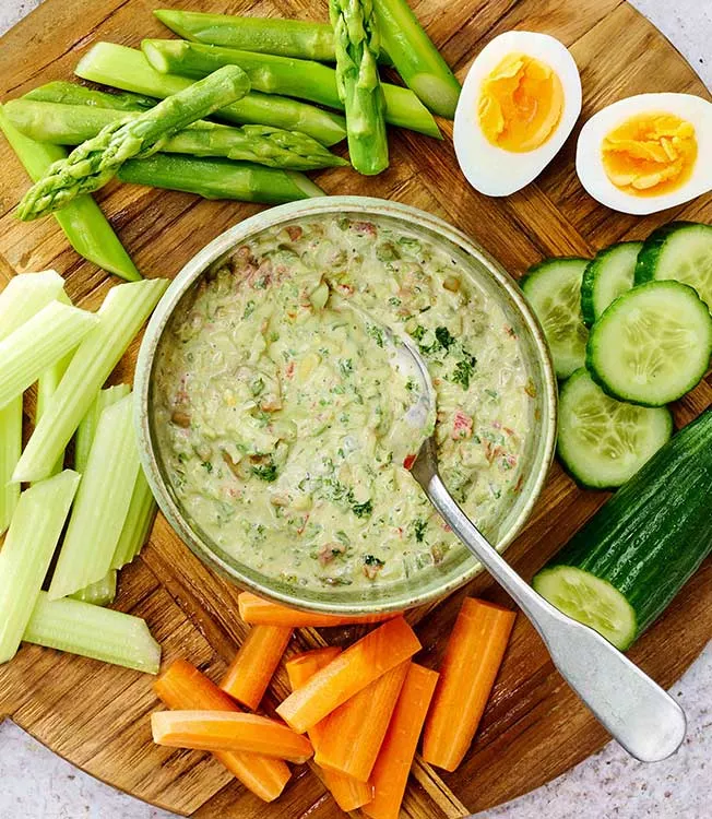 Poke-Mayo-Dip mit Avocado und Ei