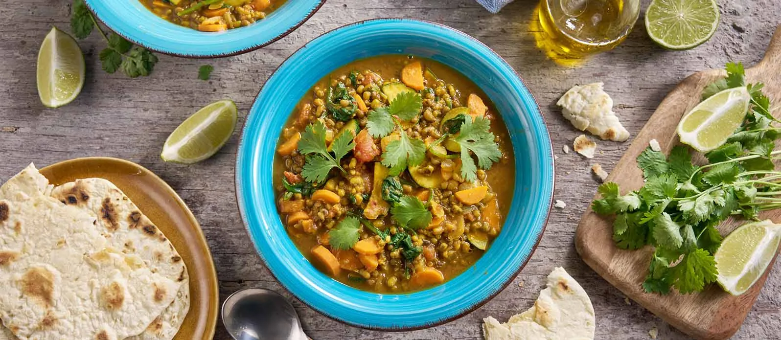 Zitrus-Mungbohnen-Dal mit Spinat und Chapati