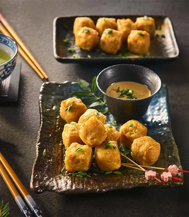 Knusprige Fisch-Takoyaki mit Teriyaki-Erdnuss-Dip