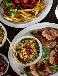 Glasiertes Lamm mit Sojasauce und Pilaw