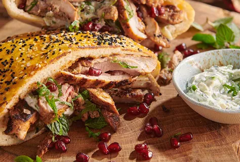 Poulet-Gyros mit Pitabrot und Tzatziki-Sauce