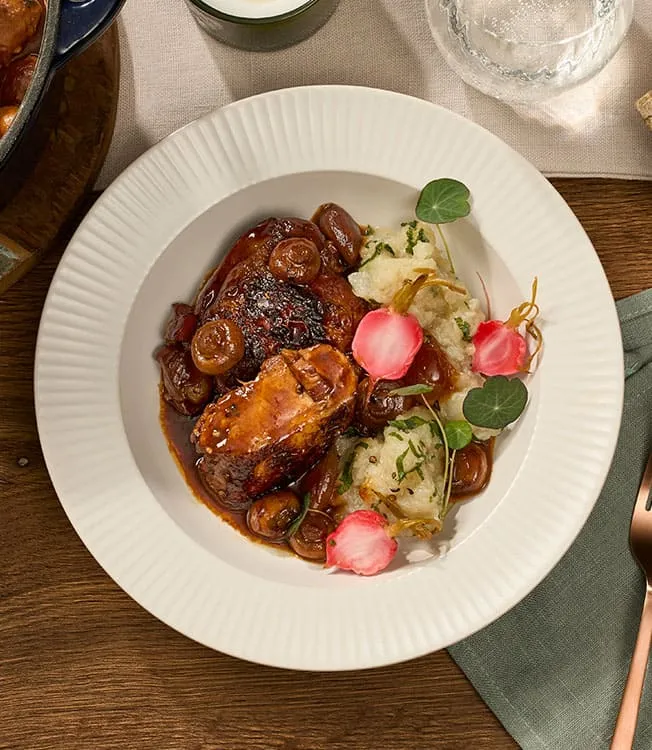 „Coq au Soy“ mit Topinambur und eingelegten Radieschen