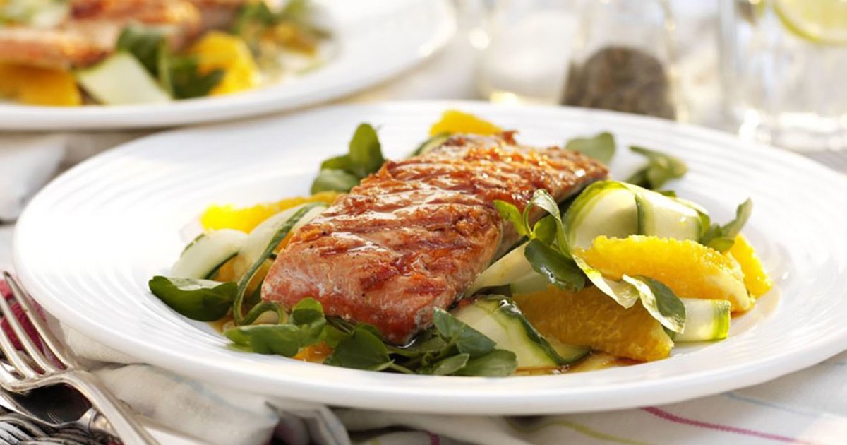 Limettenlachs auf Orangen- und Gurkensalat | Kikkoman Limettenlachs auf Orangen- und Gurkensalat | Kikkoman