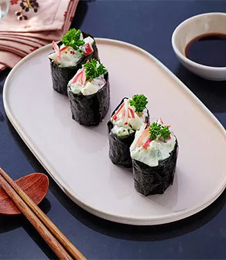 Vegetarische Gunkan Maki Sushi mit Avocado-Apfel/Kaki