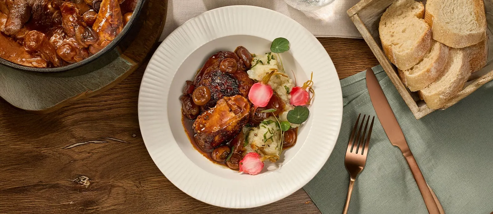 „Coq au Soy“ mit Topinambur und eingelegten Radieschen