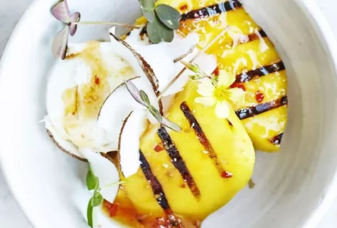 Grillierte Mango mit Ponzu-Sirup, Eiscreme und Kokosflocken