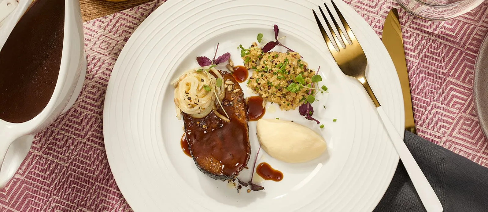 Soja-Rindsschulter mit Sellerie und Quinoa