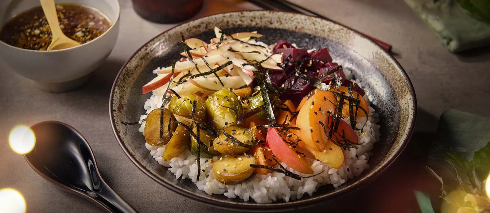 Donburi mit gebratenem Gemüse, Früchten und Furikake-Gewürz