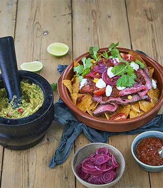 Überbackene Nachos mit Guacamole und Salsa
