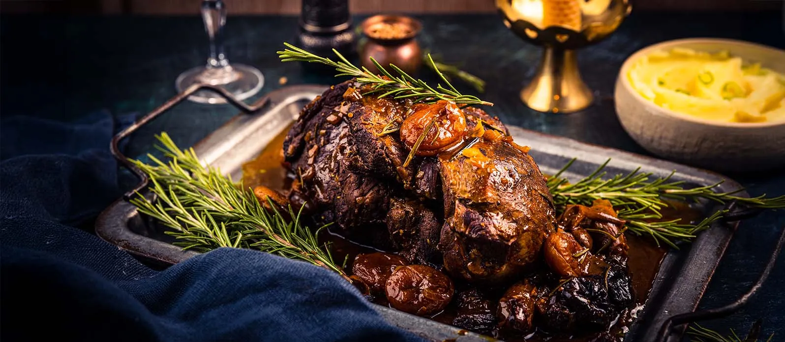 Geschmortes Lamm mit Trockenfrüchten