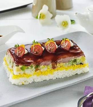 Sushi-Cake mit Roastbeef und Avocado