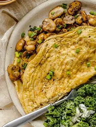 Omelette mit Pilzen, Grünkohl und Feta