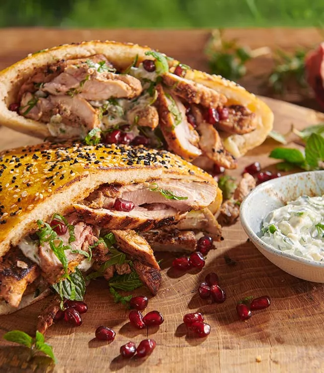 Poulet-Gyros mit Pitabrot und Tzatziki-Sauce