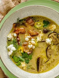 Pilzsuppe mit knusprigem Speck und Popcorn