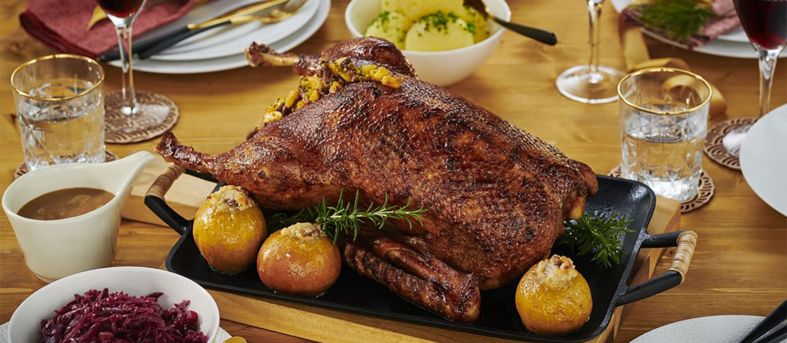 Gefüllte Weihnachtsgans mit Sojasauce und Bratäpfeln | Kikkoman