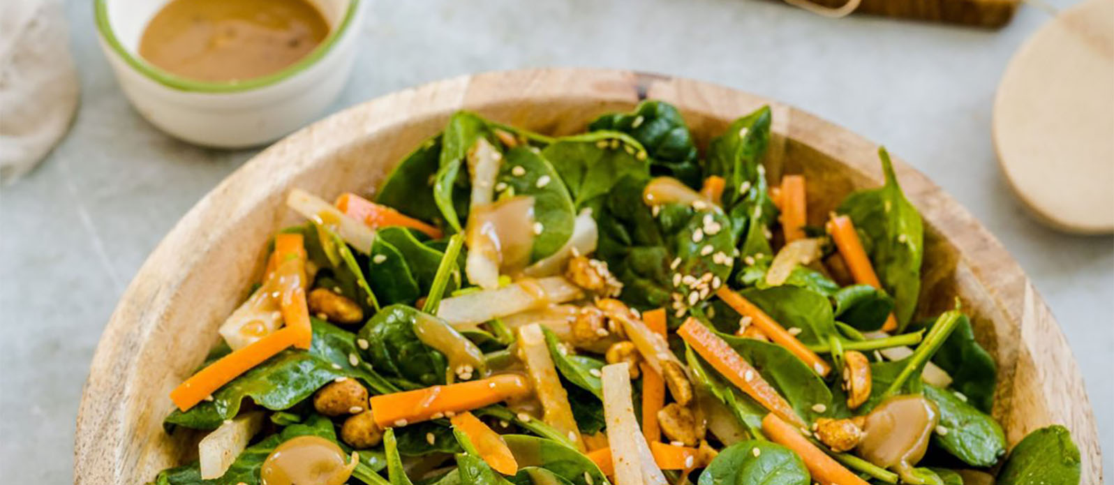 Spinatsalat mit knackigem Gemüse und Sesam-Erdnuss-Dressing | Rezept ... Spinatsalat mit knackigem Gemüse und Sesam-Erdnuss-Dressing | Rezept ...