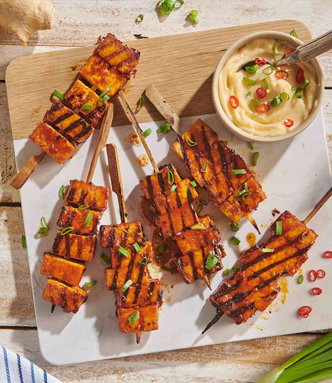 Tofu-Spiesse in Teriyaki mariniert