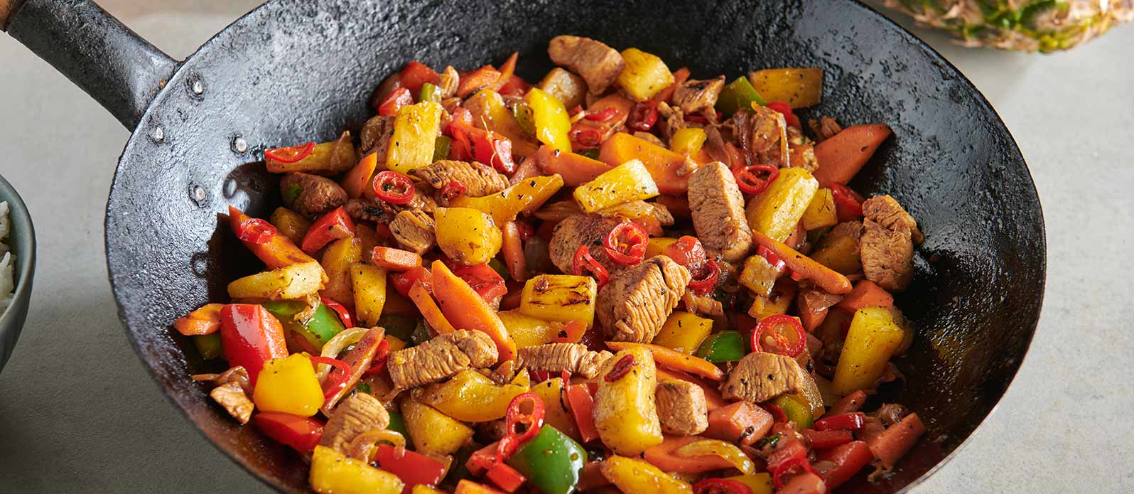 Pfannengerührtes Peperoni-Poulet mit Ananas und Chili | Kikkoman