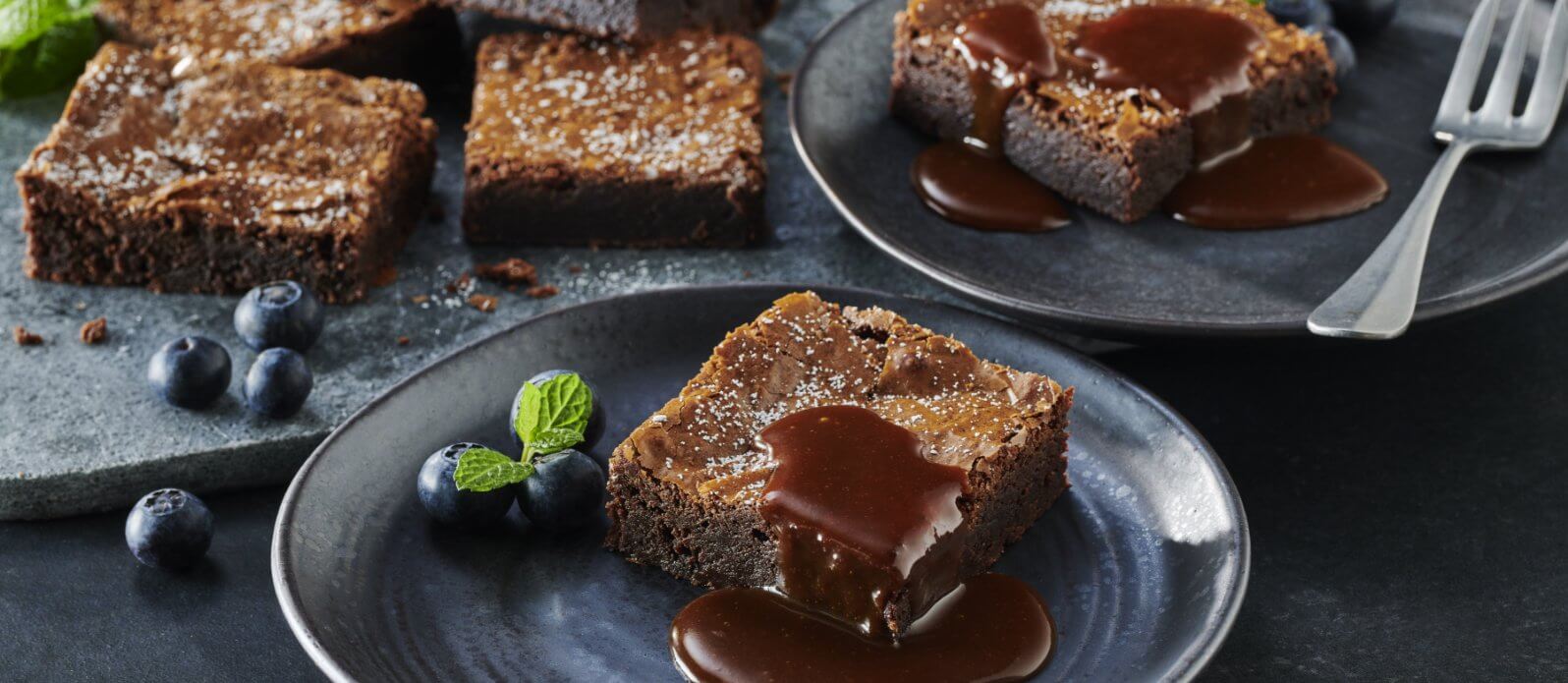 Brownies mit zweierlei Schokolade und Soja-Caramelsauce | Kikkoman