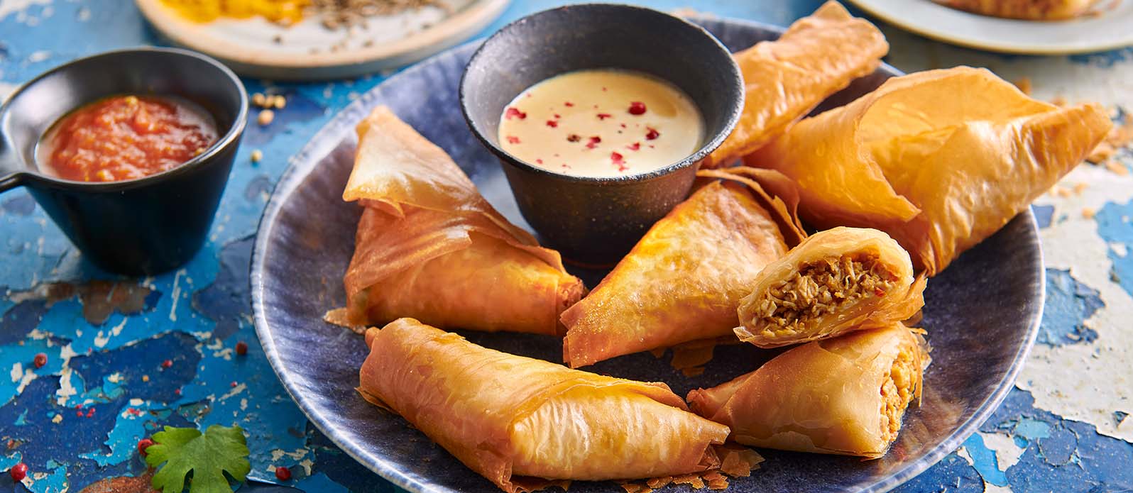 Samosas mit Chicken-Vindaloo und Joghurt-Dip | Kikkoman